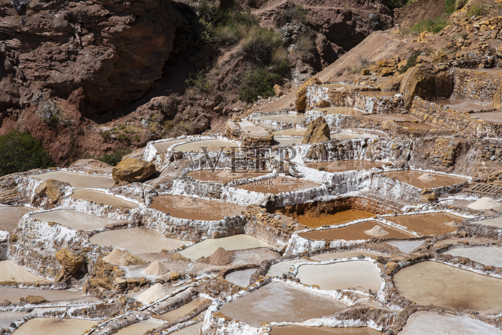 马拉斯盐场的景色。照片摄影图片