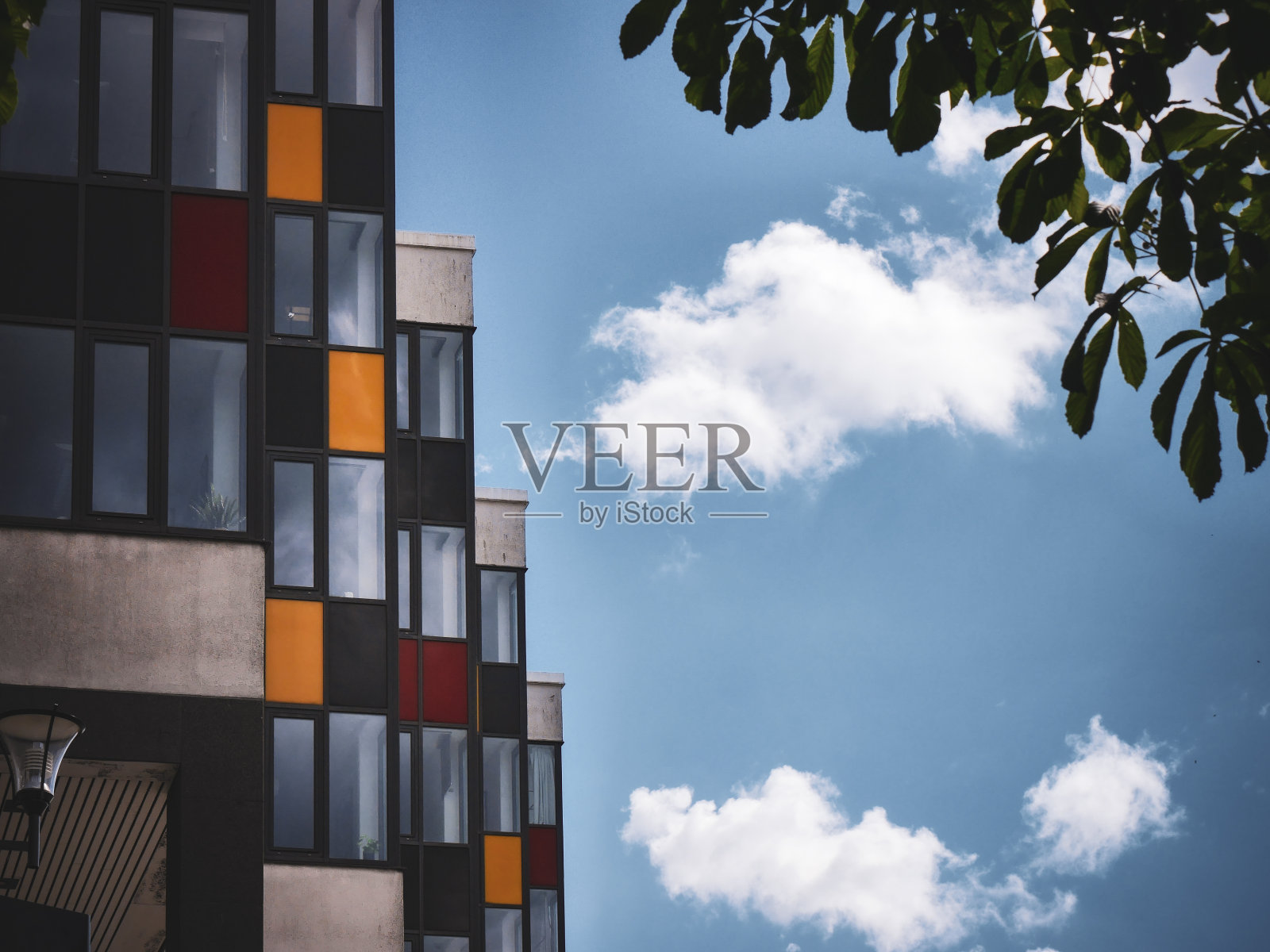 建筑物对着天空的低角度视图照片摄影图片