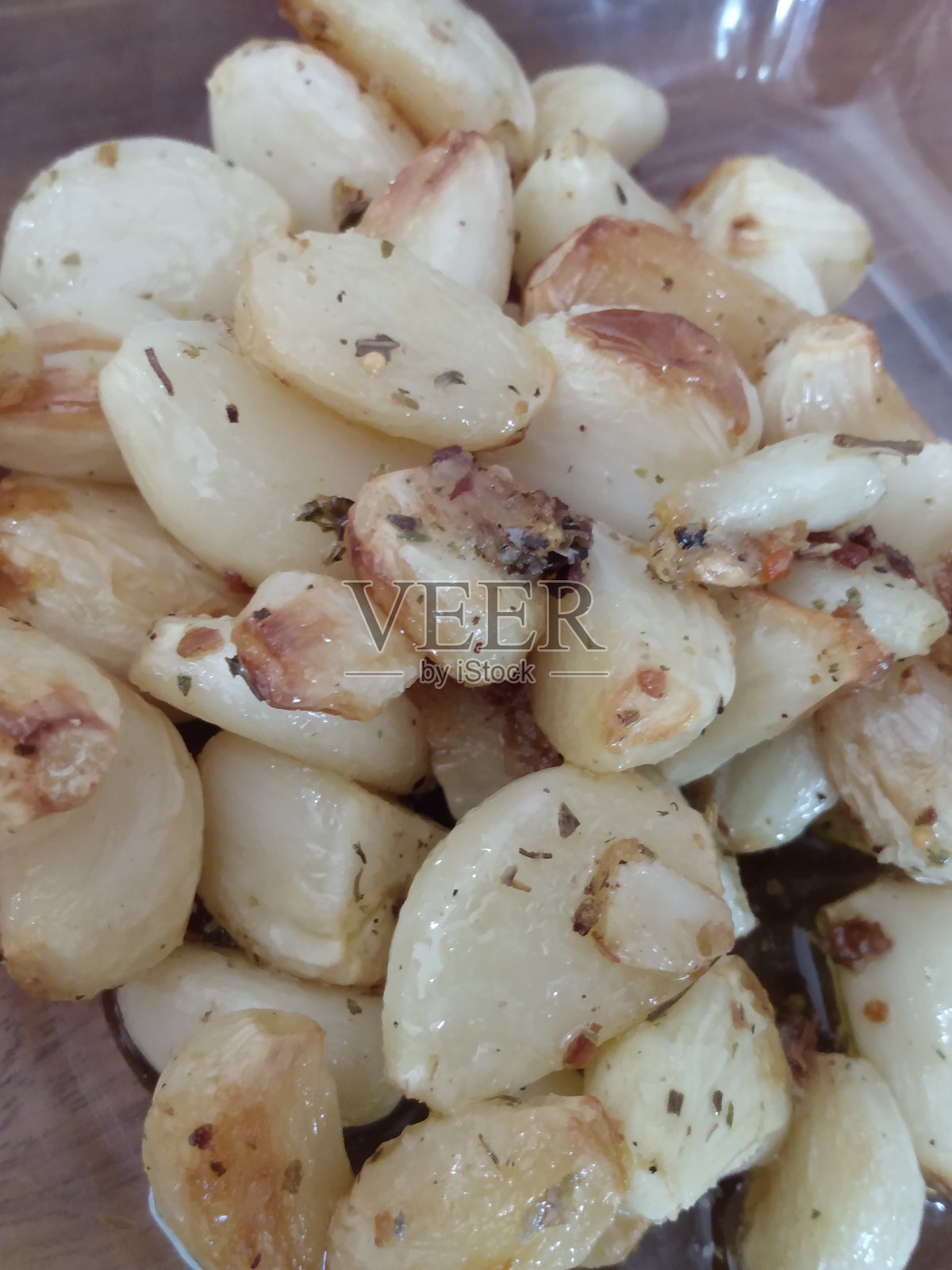 空气炸锅里的大蒜-在空气炸锅里烤大蒜照片摄影图片