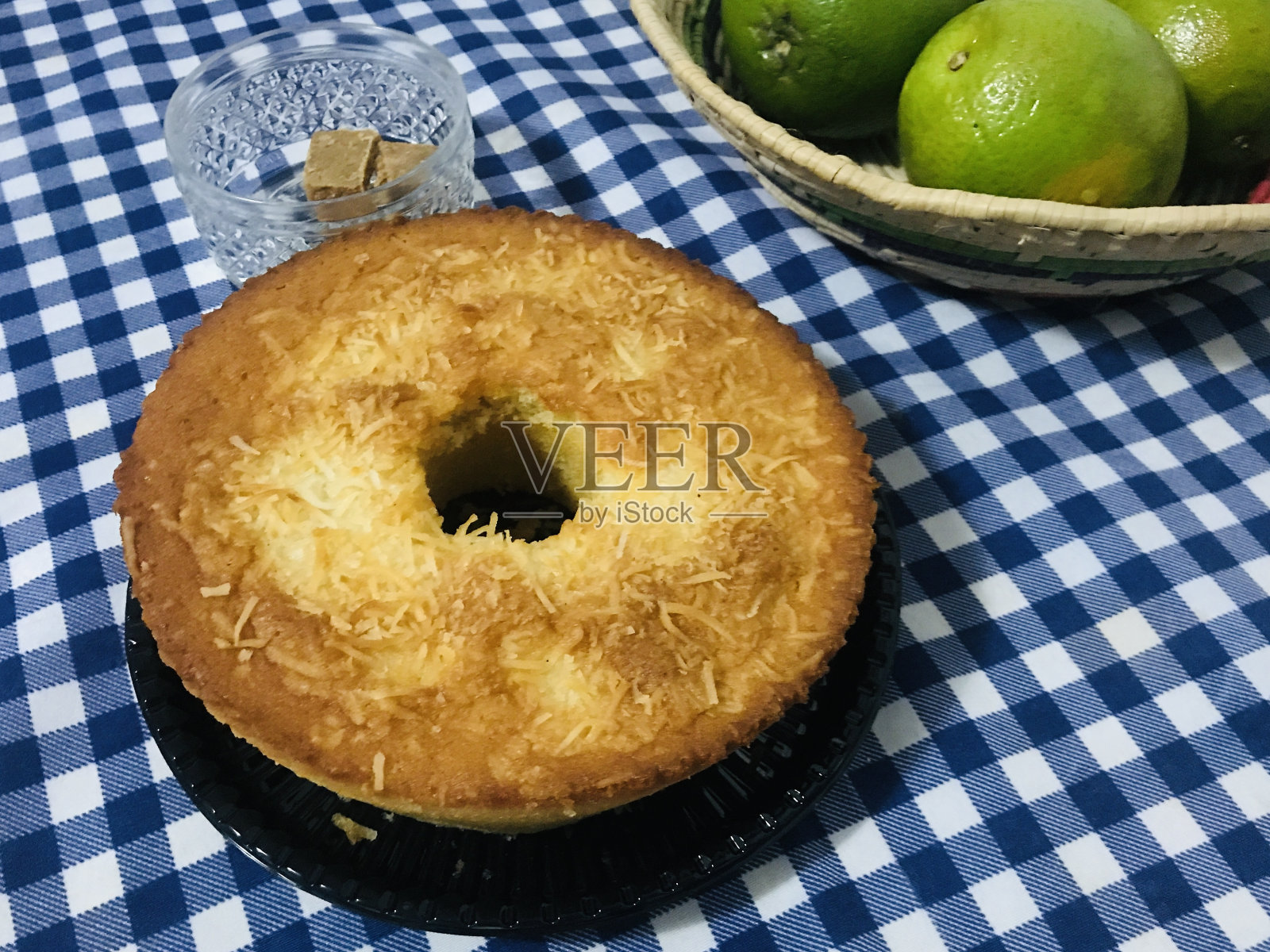 椰子蛋糕。方格背景上的六月蛋糕。方格背景上的蛋糕。典型的食物。蛋糕俯视图照片摄影图片