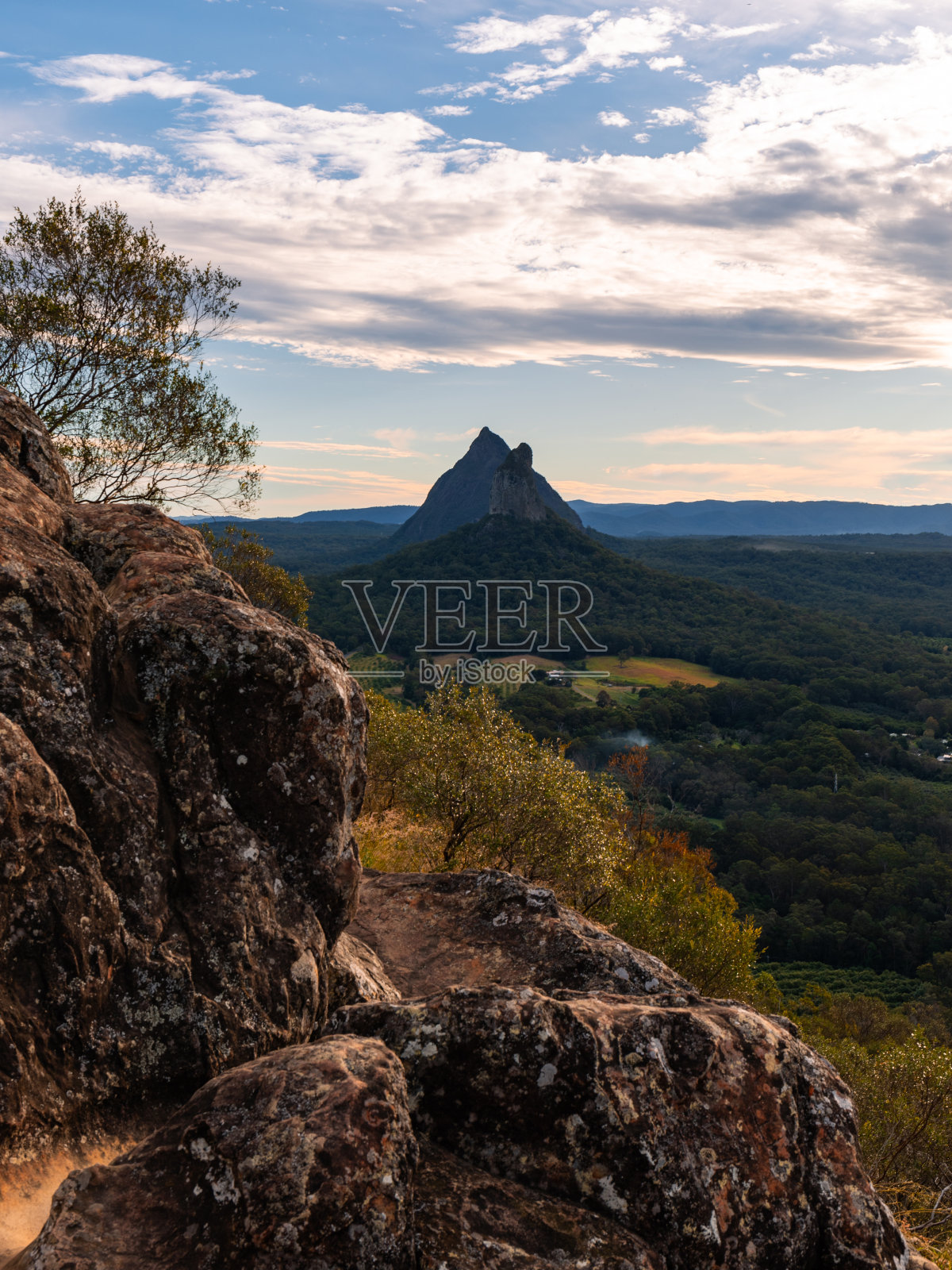Mount Coonowrin和Mount Beerwah照片摄影图片