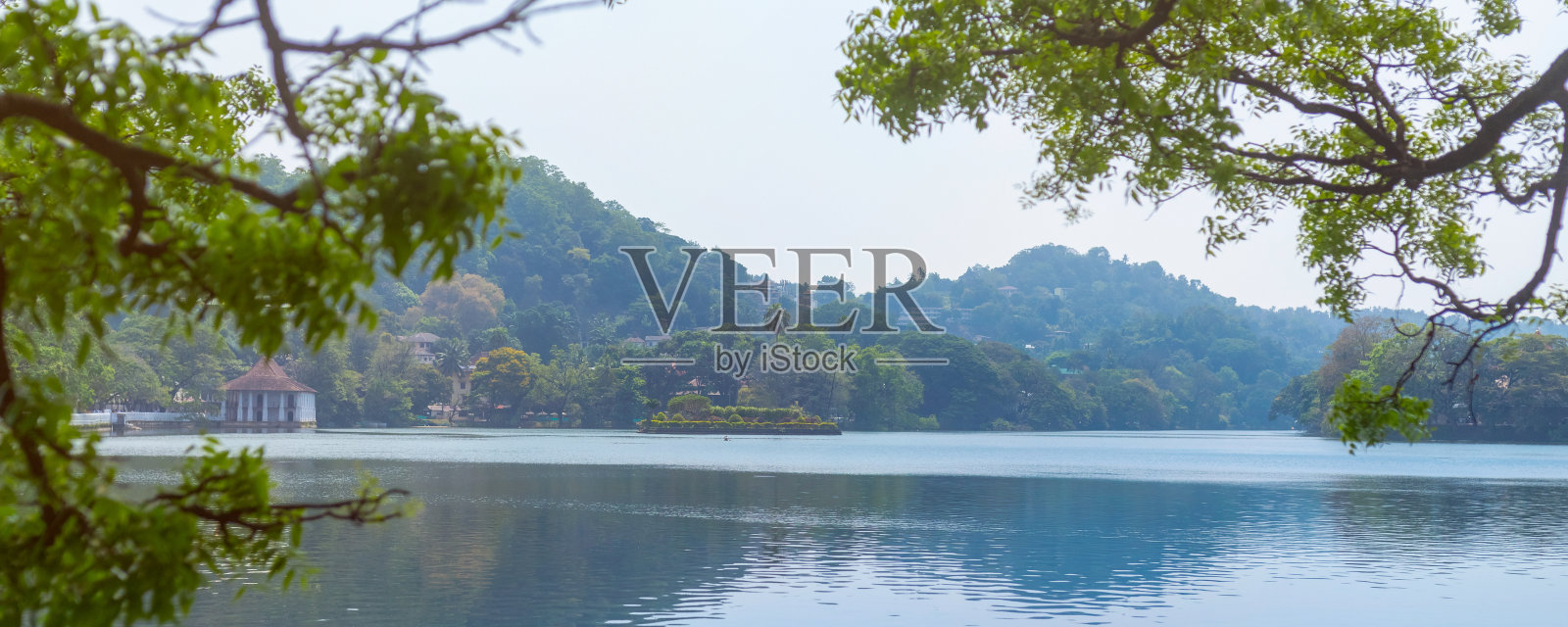 风景秀丽的康提湖与郁郁葱葱的绿色在斯里兰卡照片摄影图片