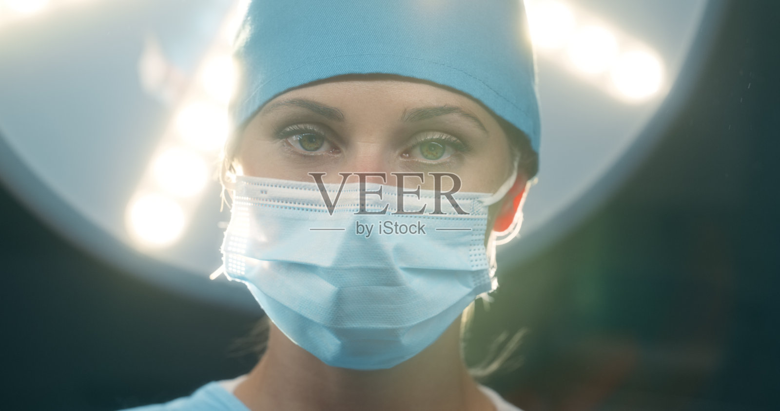 诊所里的妇女，肖像和外科医生面具，在有灯光的手术室里工作。女性，医疗保健或医院人寿保险的手术和手术室，心脏病学的安全照片摄影图片