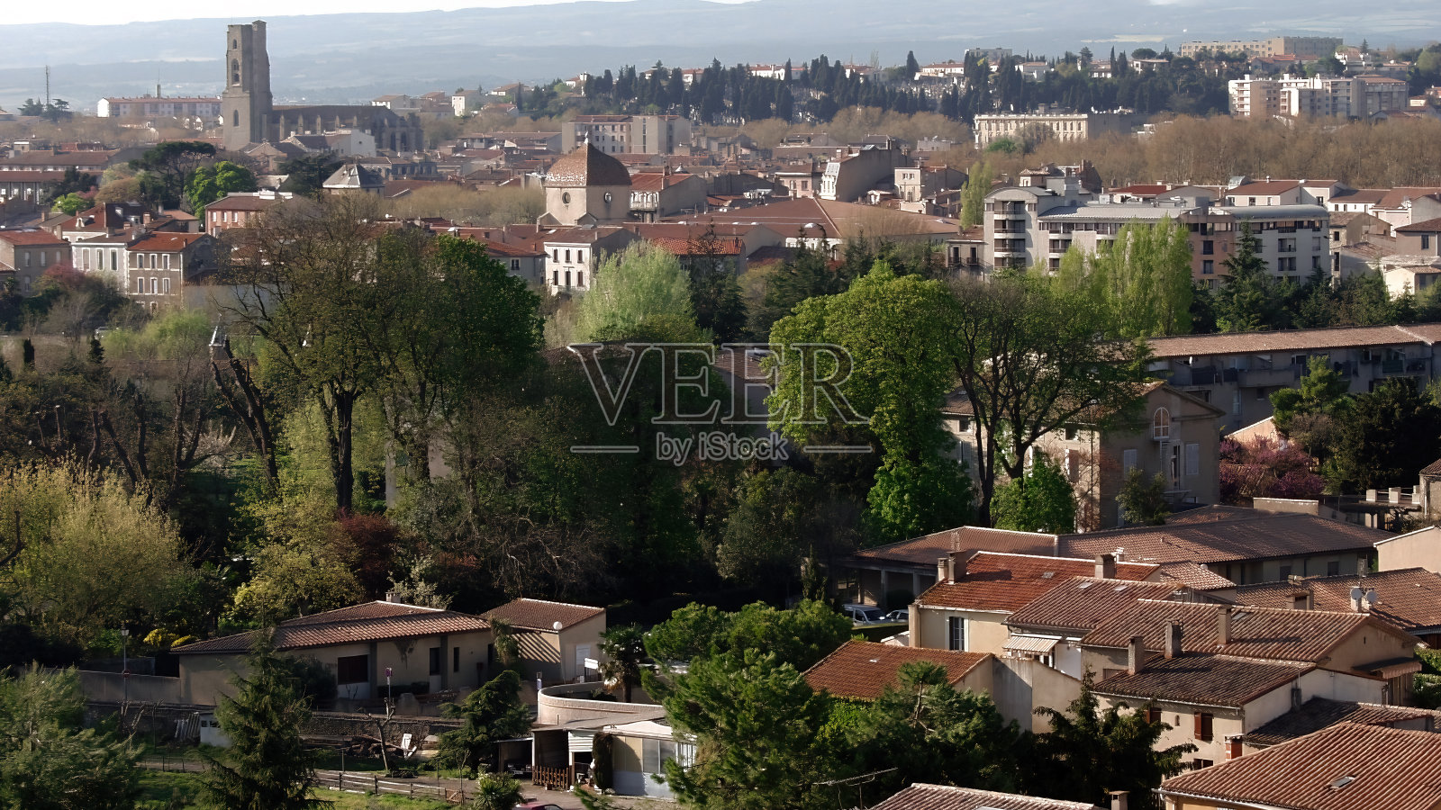 穿过卡尔卡松红瓦屋顶的美丽景色。,法国卡尔照片摄影图片