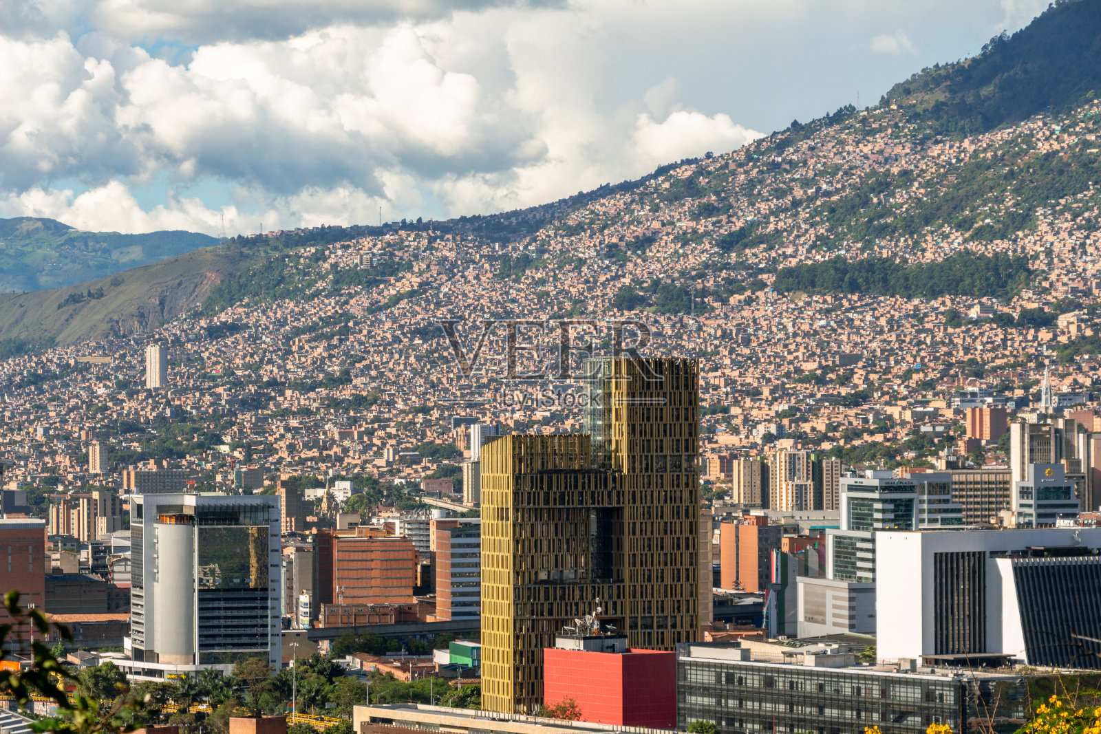 市民中心的景观，大厦广场德拉自由。中文:自由广场的建筑。哥伦比亚麦德林市。照片摄影图片