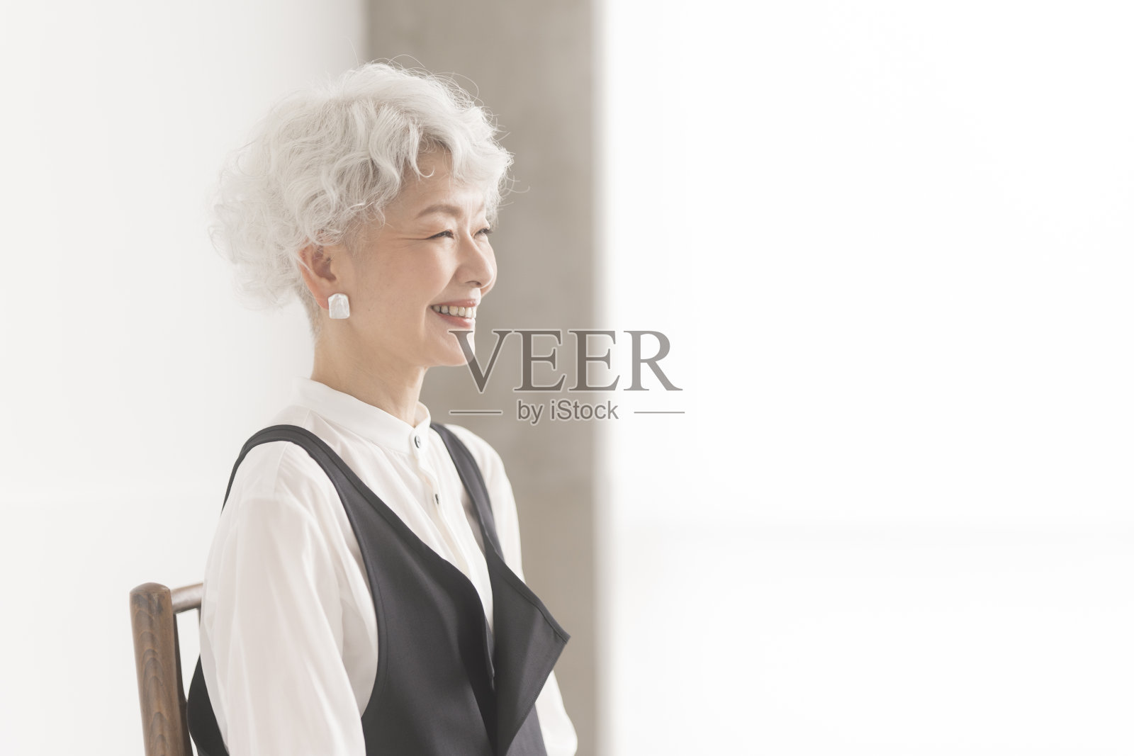 一位亚洲资深女性的肖像。照片摄影图片