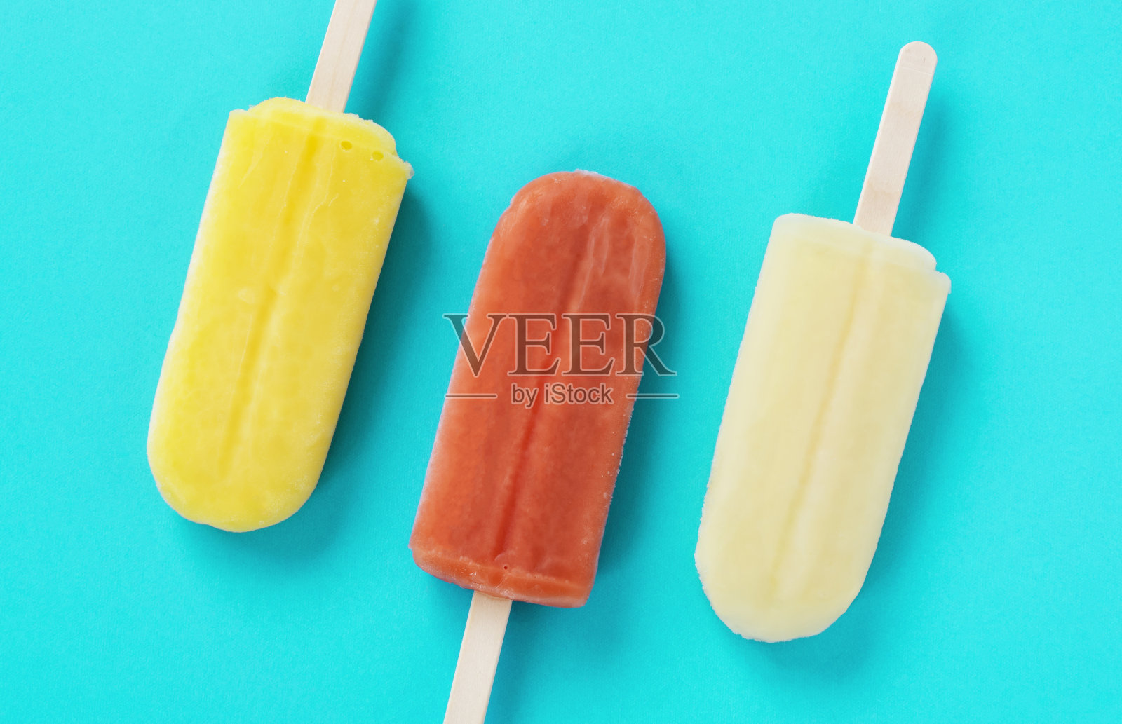 冰棒在蓝色背景上的特写。照片摄影图片