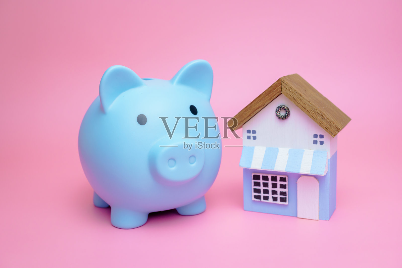 存钱罐和微型房子，存钱买房的概念。照片摄影图片