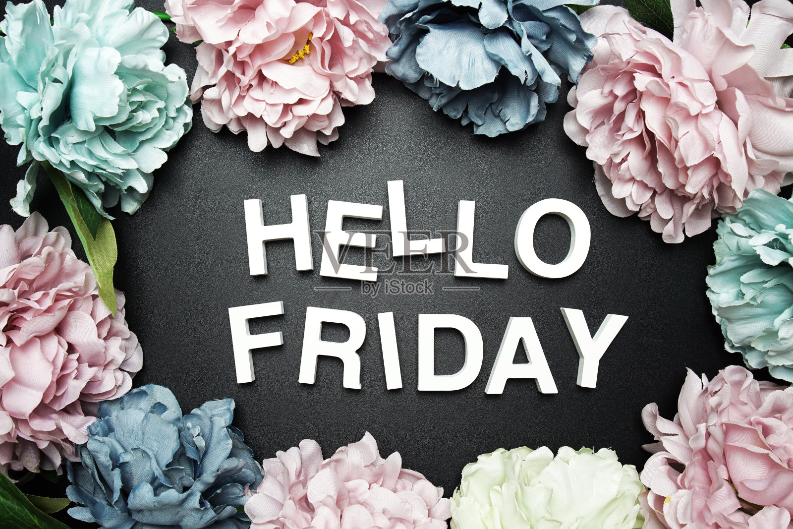 你好，星期五，黑色背景上有花装饰的字母照片摄影图片
