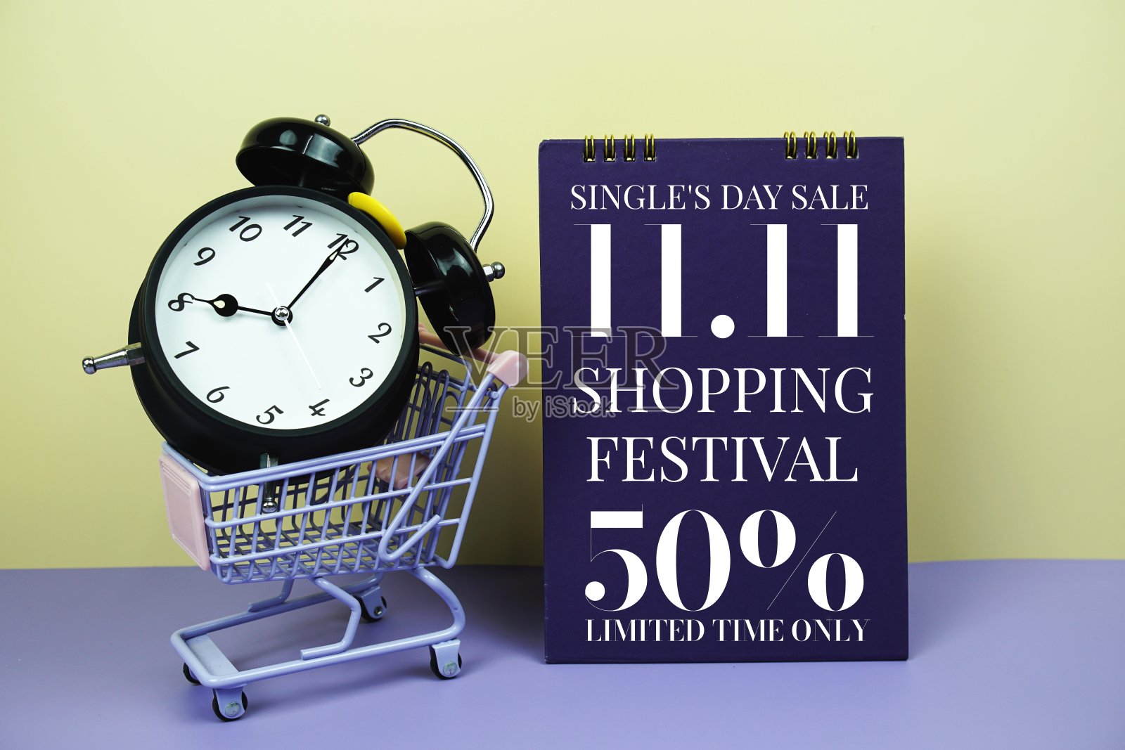 双十一双十一促销，黄色背景的手推车和闹钟，商业概念背景照片摄影图片