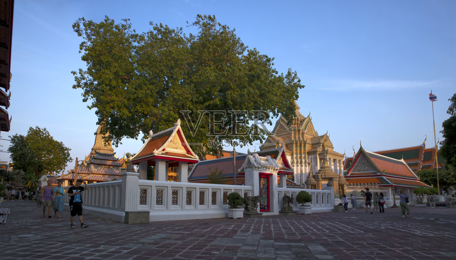 游客们参观了佛寺，这是一个美丽而著名的地方照片摄影图片