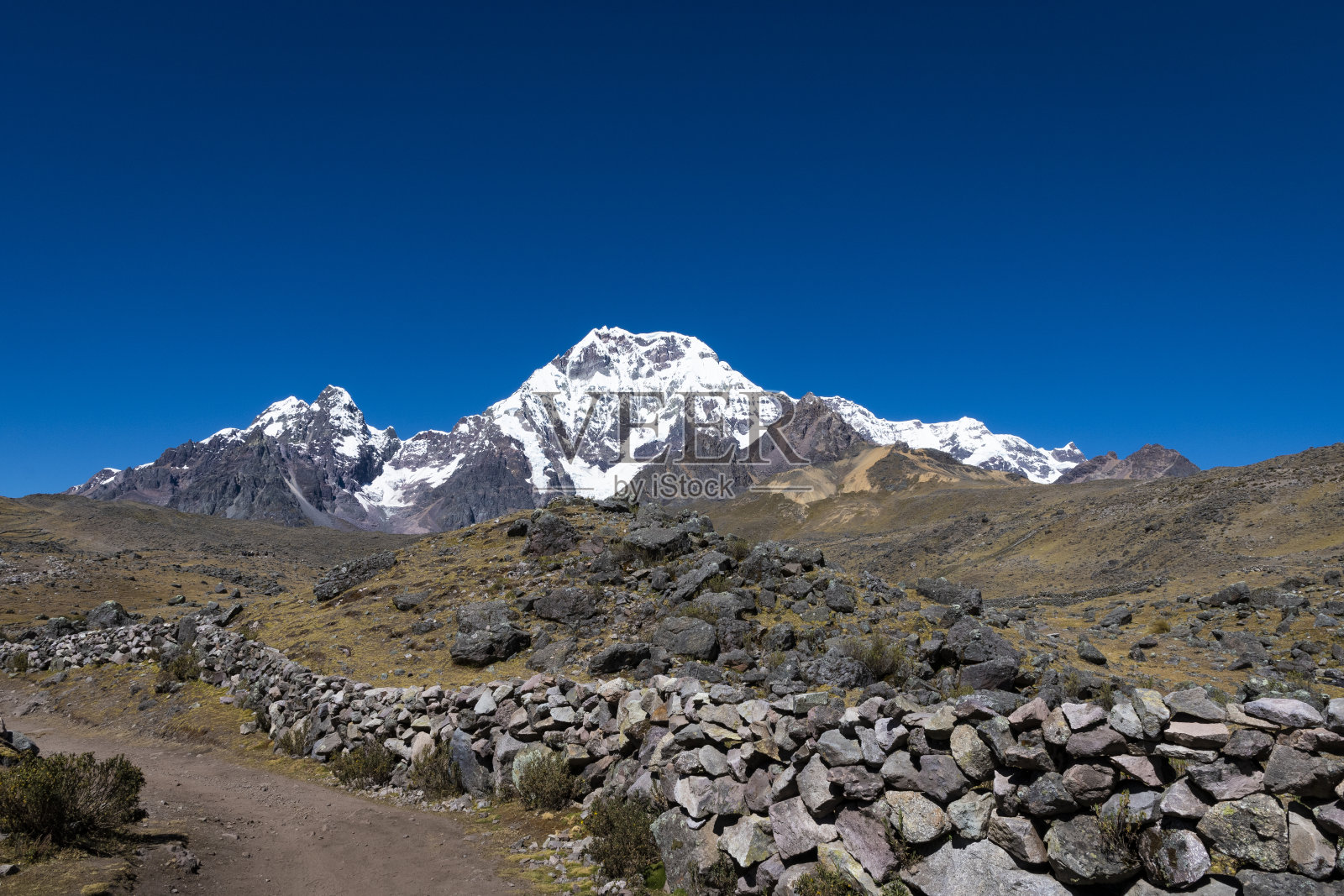 奥桑盖特山脉的景色。照片摄影图片