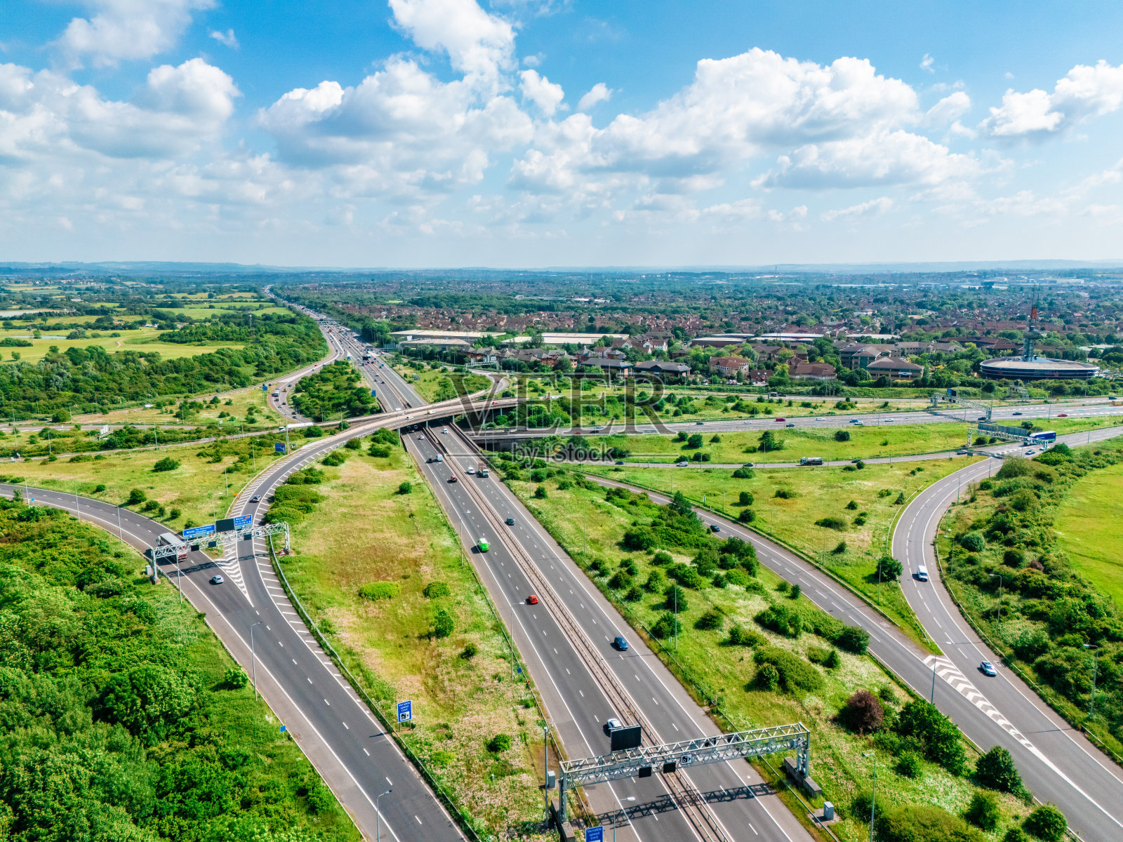 英国布里斯托尔附近M5和M4高速公路16号交界处的阿尔蒙兹伯里环岛航拍图照片摄影图片