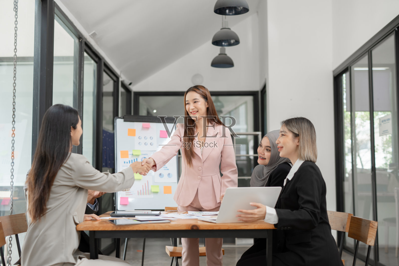 亚洲商务小组讨论图形工作出席会议，在办公室照片摄影图片