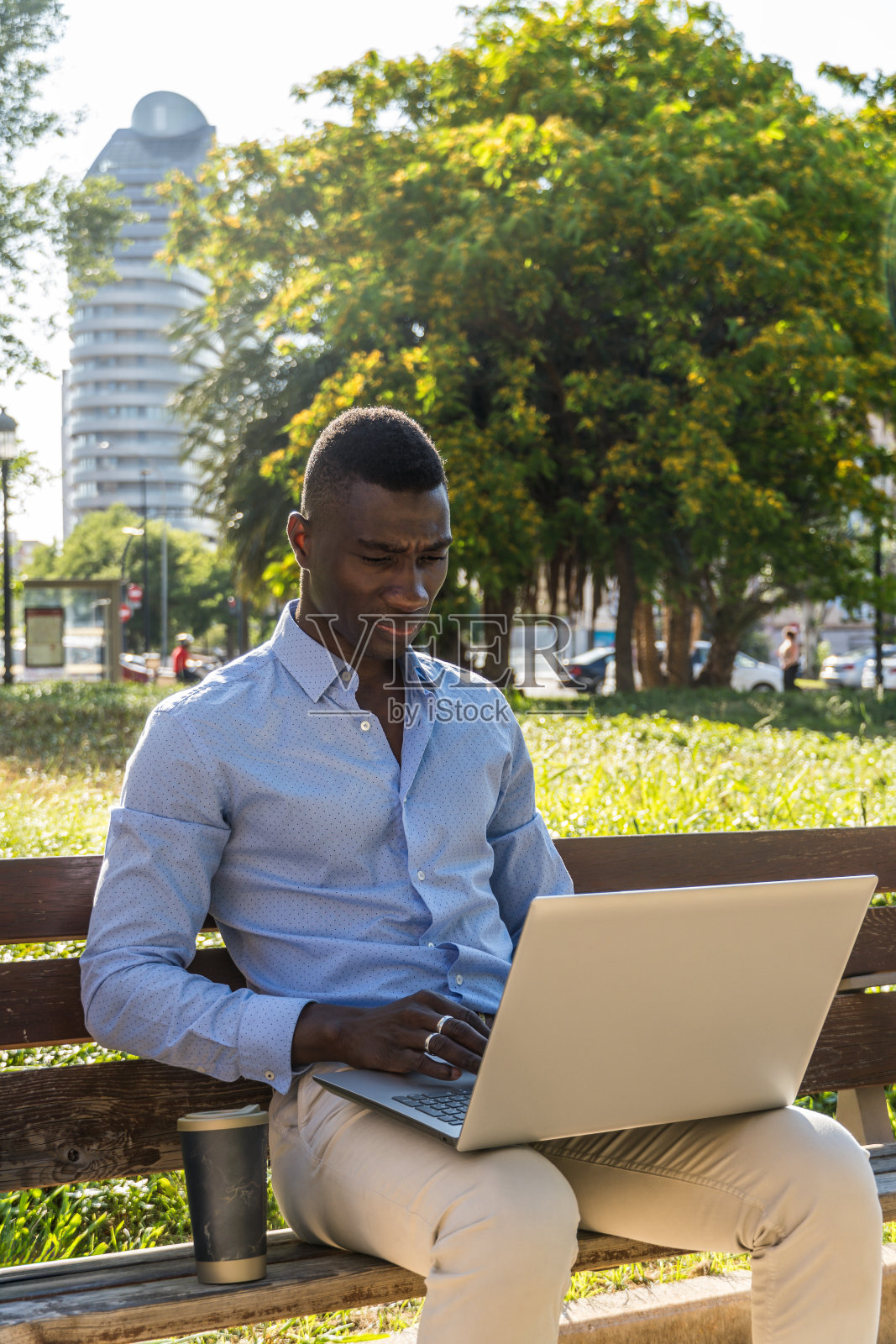 非洲裔美国商人在公园里查邮件照片摄影图片