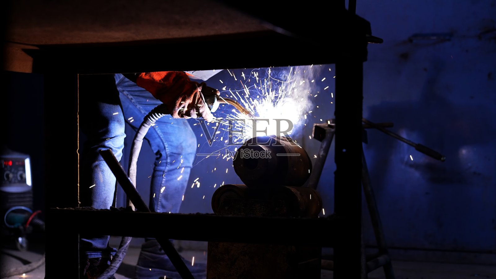 人在焊接的时候会发光照片摄影图片