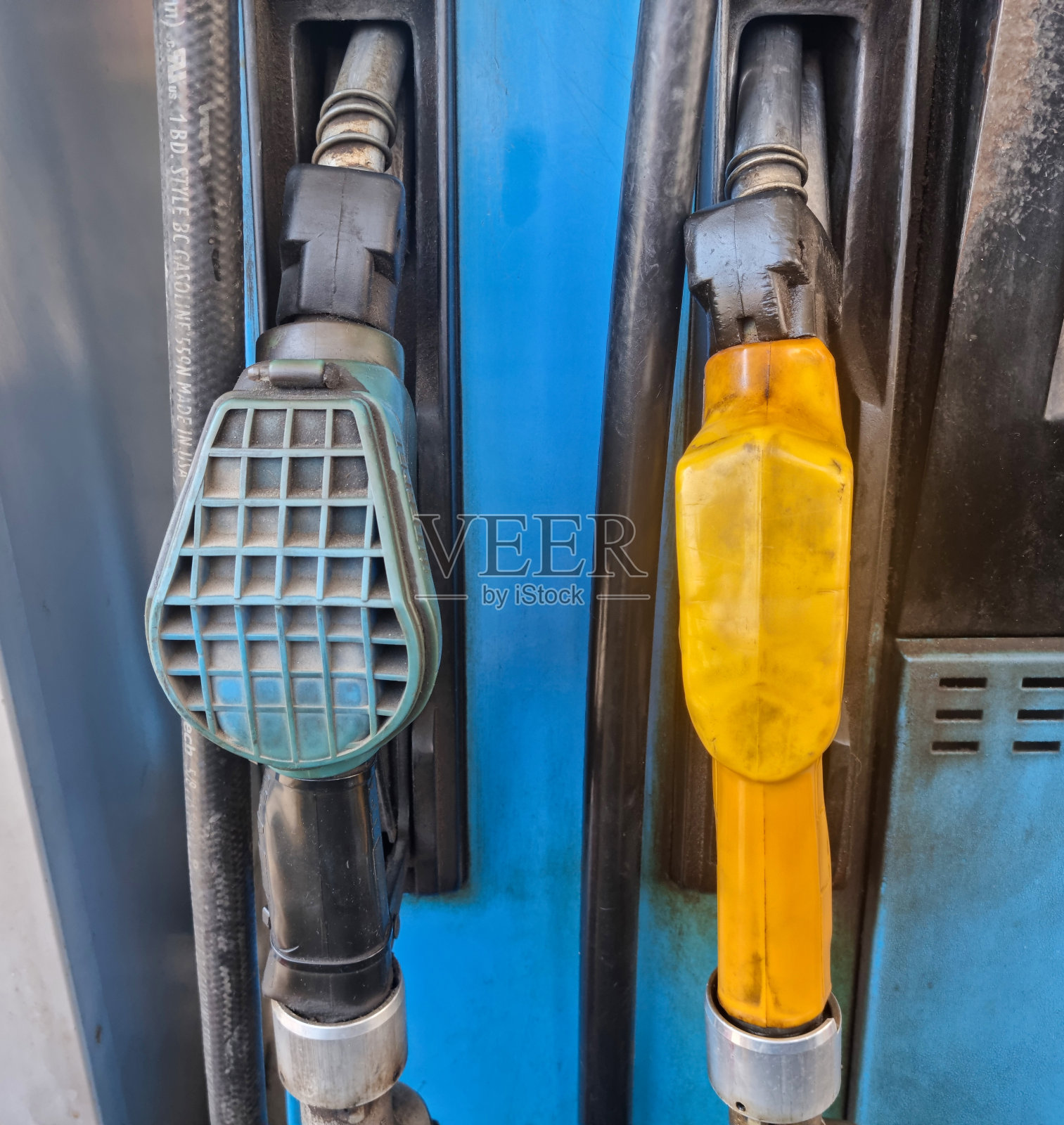 拿着汽油枪加油照片摄影图片