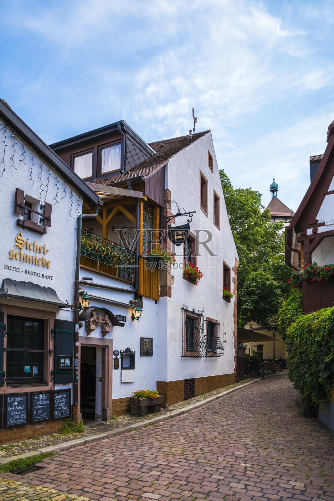 酒店餐厅位于老城区的鹅卵石街照片摄影图片