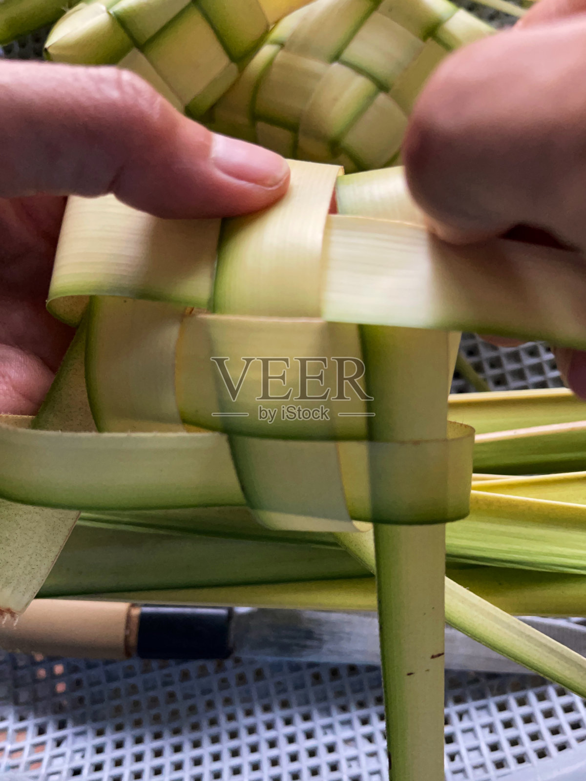 妇女们正在为开斋节做烤肉照片摄影图片