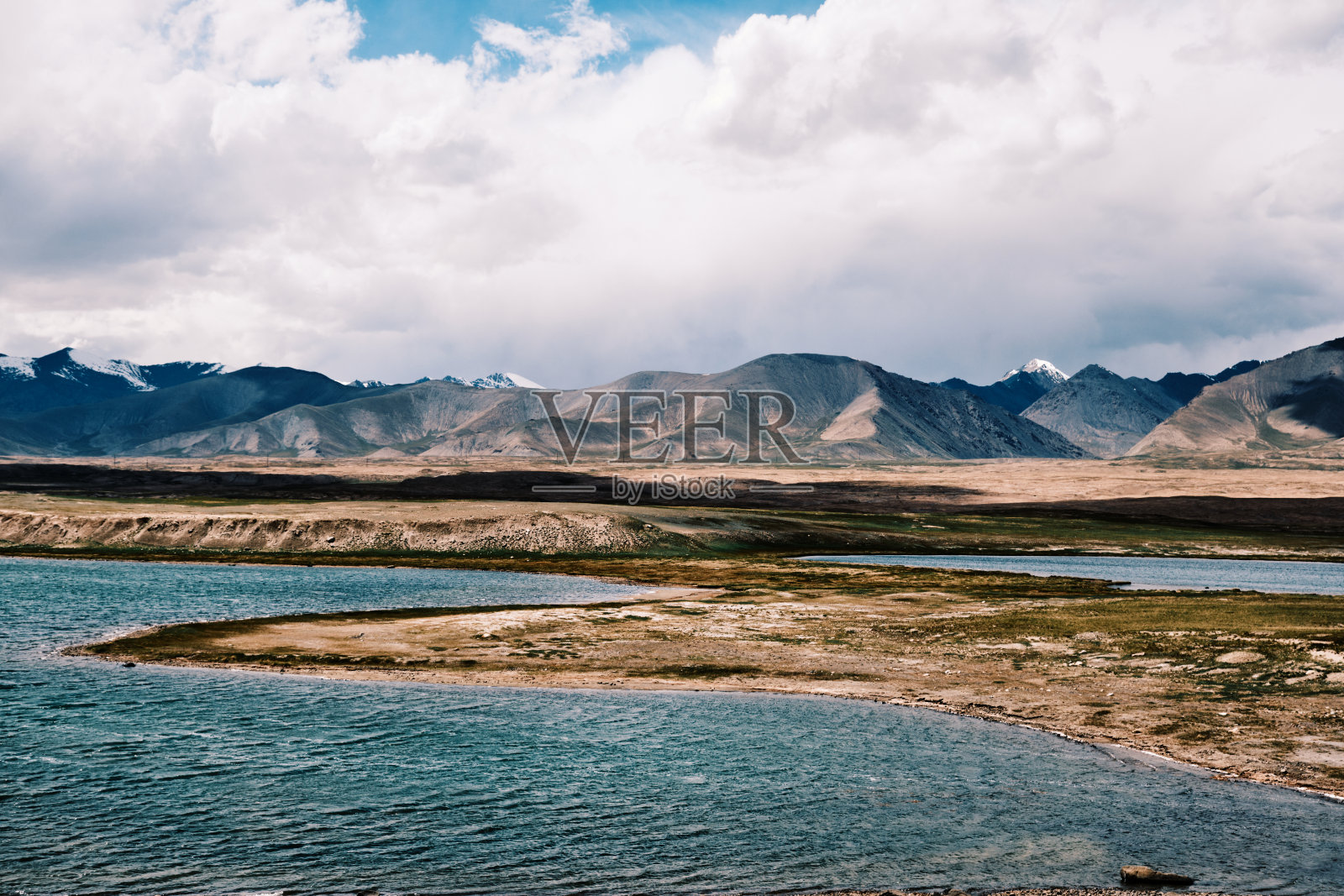 贾希尔-库尔山湖泊位于阿拉贝尔河，海拔4000米照片摄影图片