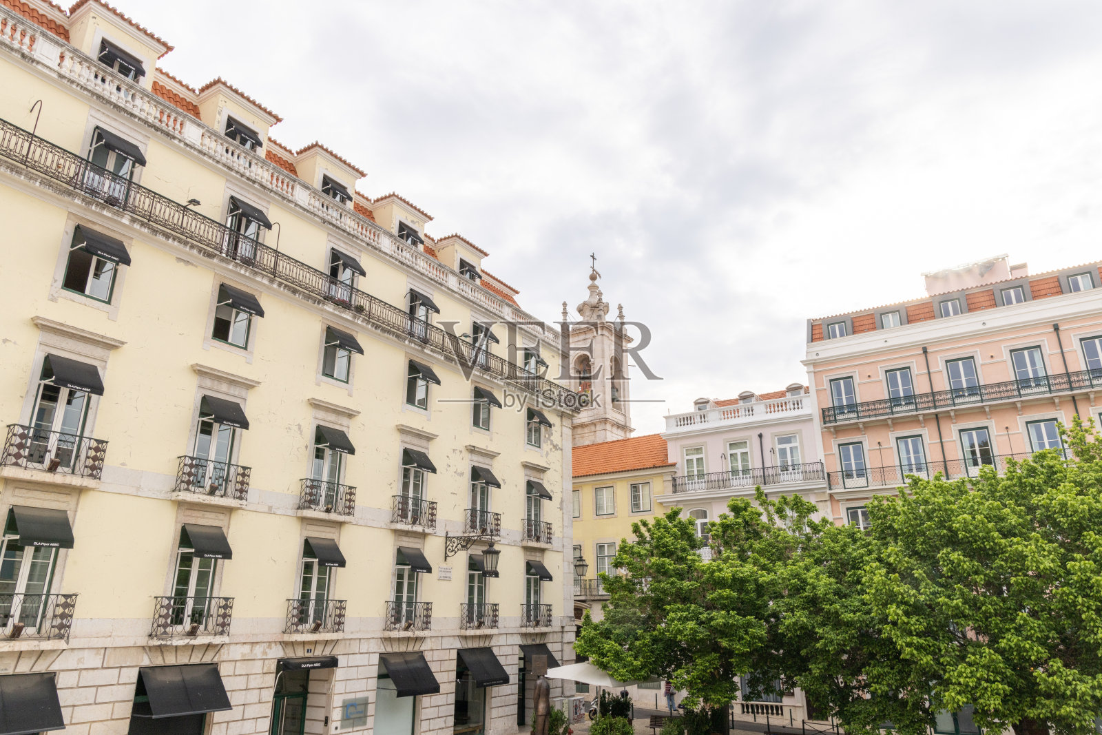 迷人的城市广场，历史悠久的建筑和郁郁葱葱的树木照片摄影图片