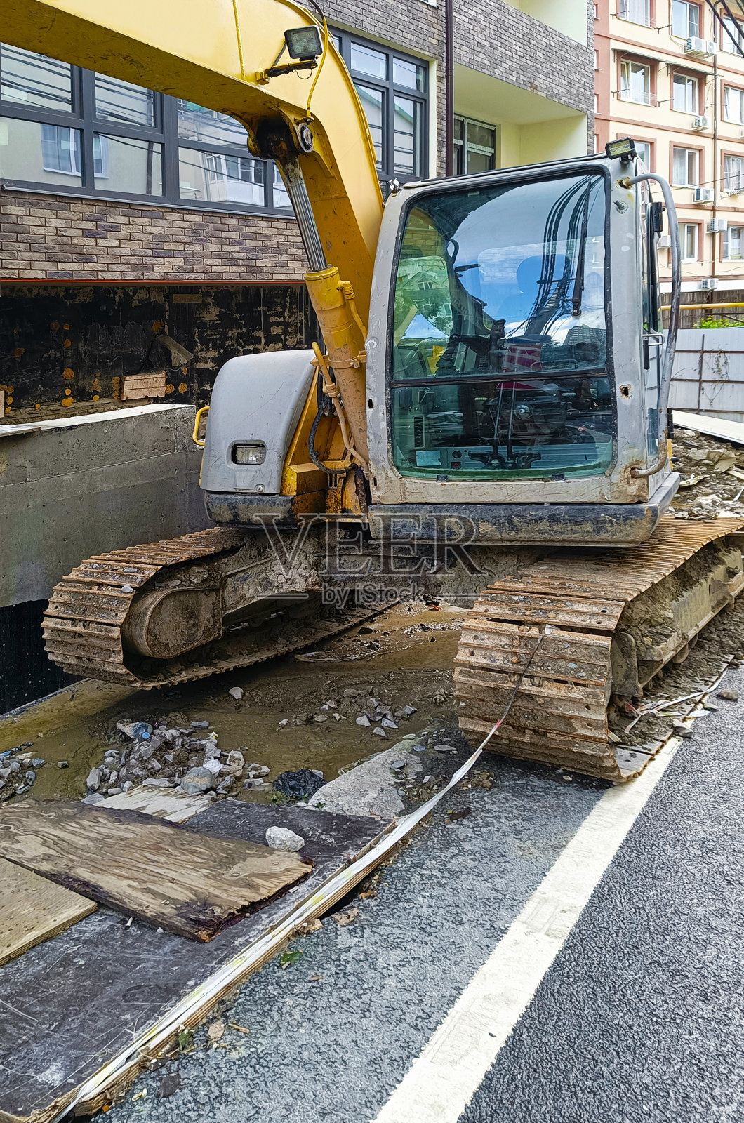 装载机挖掘机站在野外户外进行施工。住宅建设理念。照片摄影图片