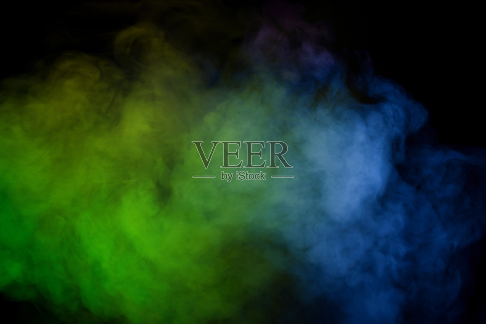 蓝色和紫色蒸汽在黑色的背景。照片摄影图片