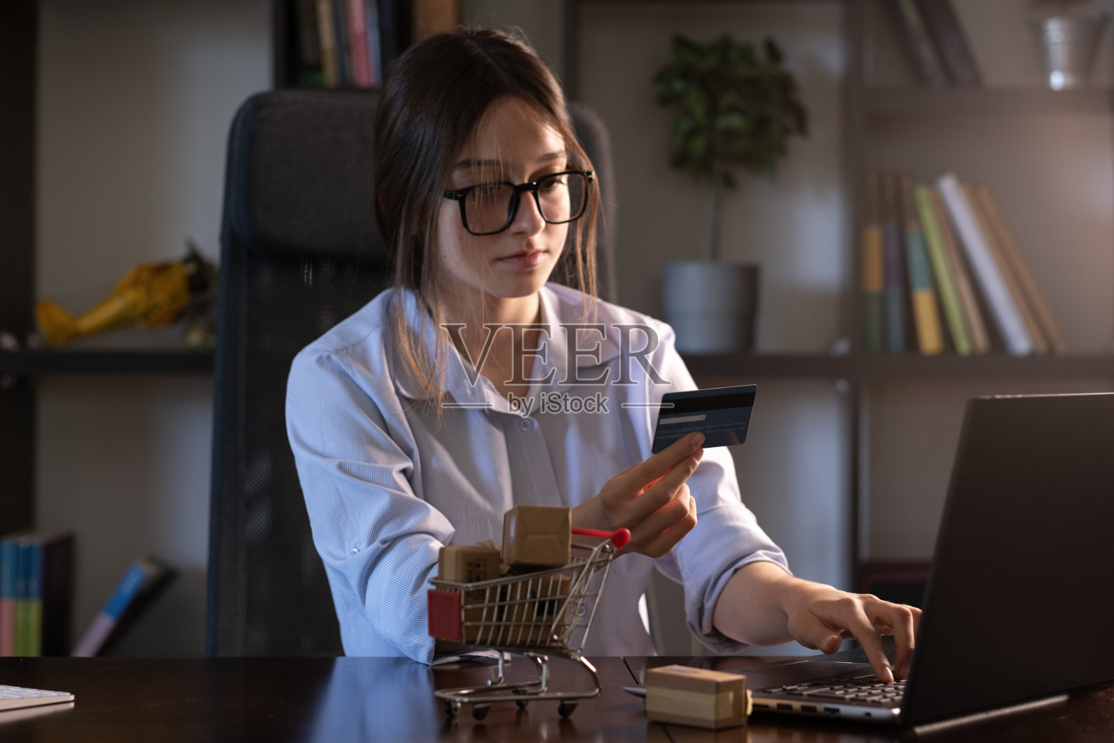 少女用信用卡在网上购物照片摄影图片