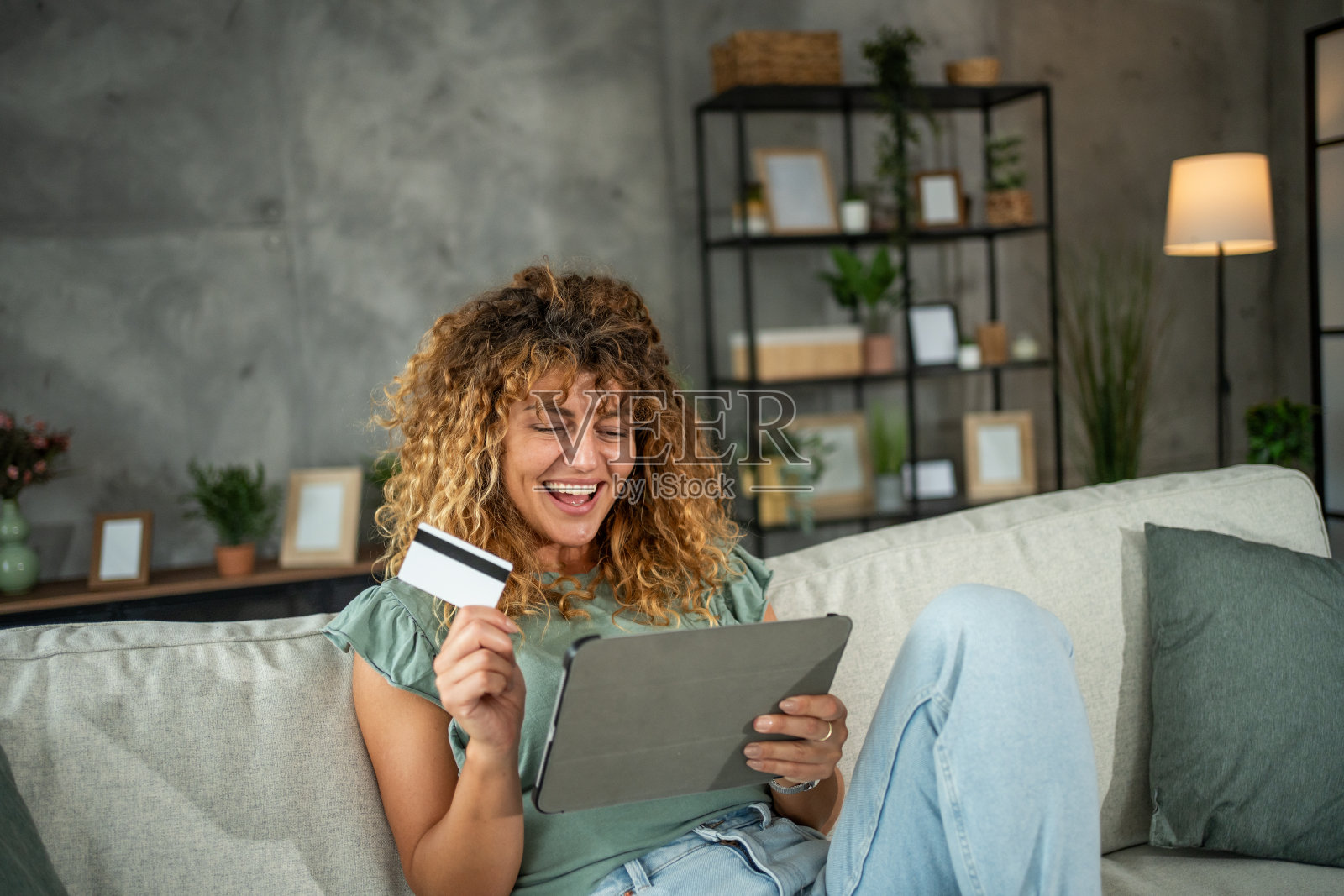 现代便利，年轻女性用信用卡在平板电脑上网购照片摄影图片