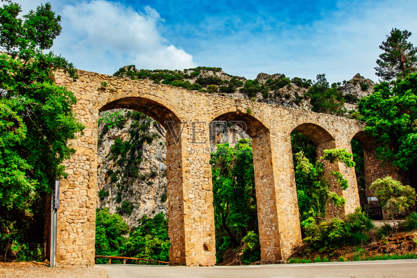 高山之间的渡槽照片摄影图片