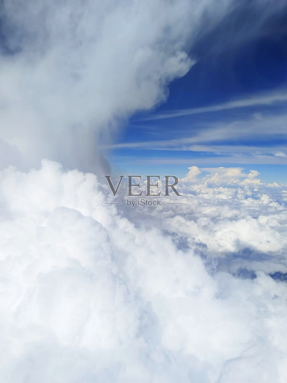 蓝天白云的背景。天空乌云密布。照片摄影图片