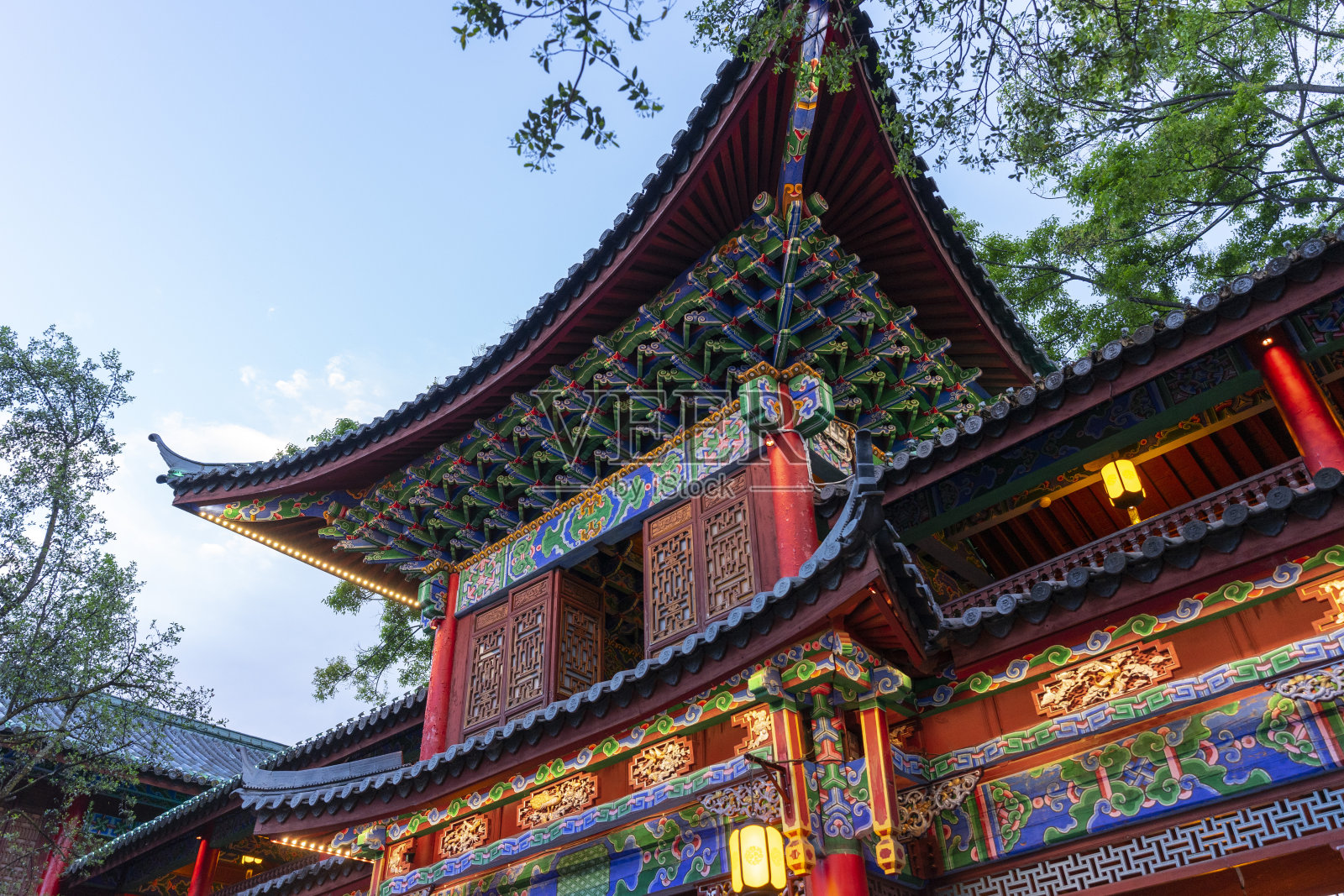 中国丽江古城美丽的木府夜景照片摄影图片