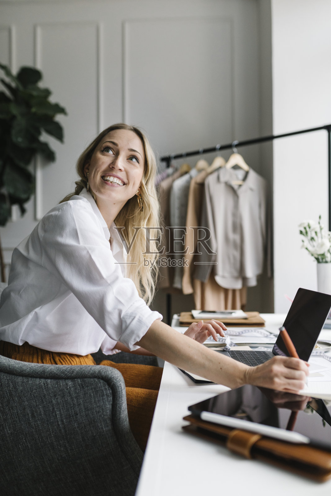 精品店的年轻女设计师照片摄影图片