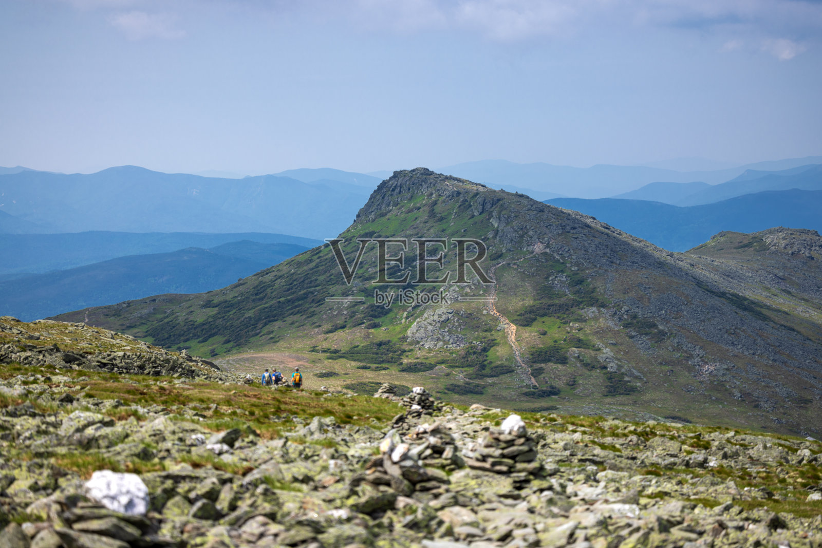 迷你徒步旅行者从华盛顿山上下来照片摄影图片