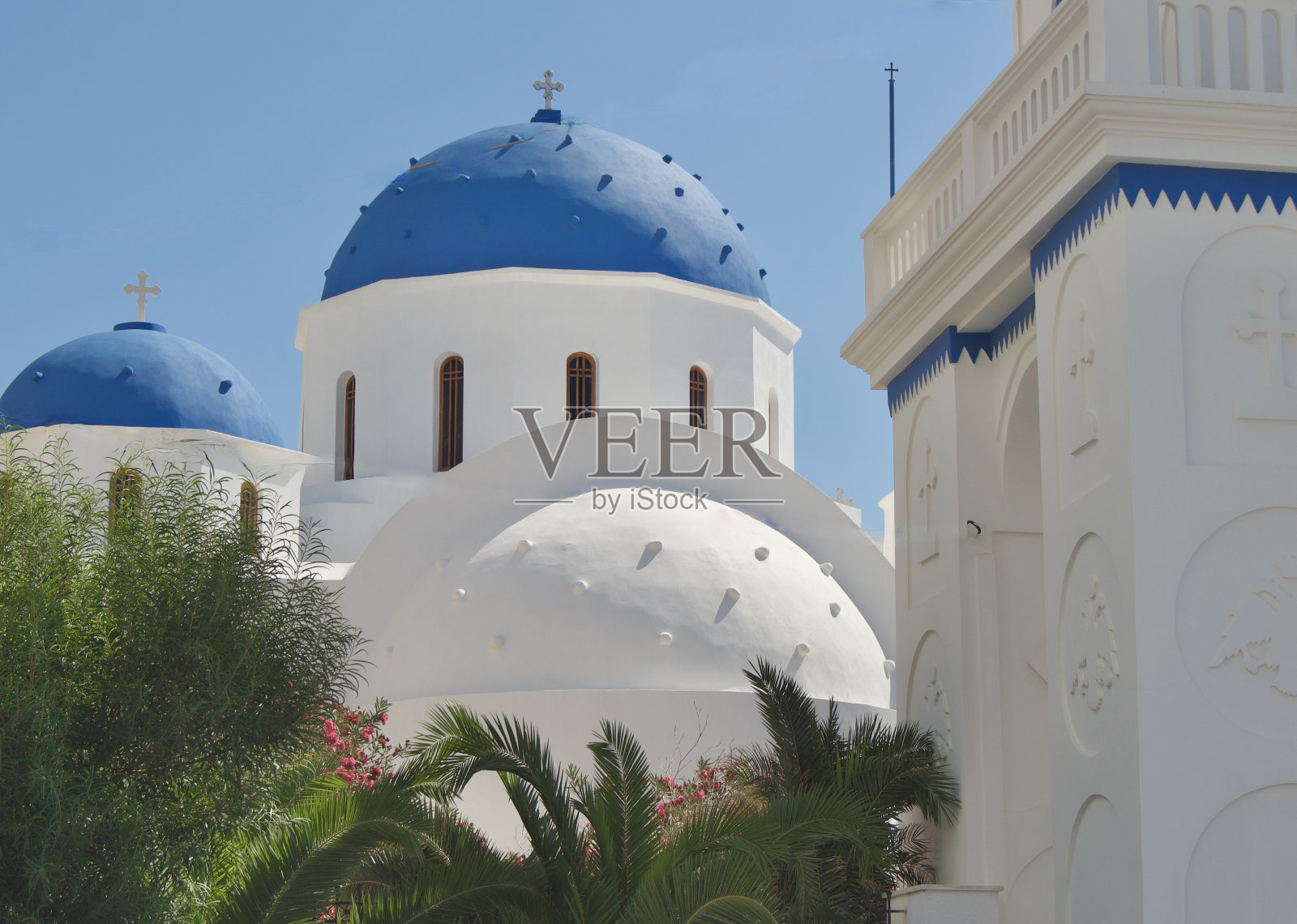 希腊圣托里尼蓝色圆顶教堂照片摄影图片