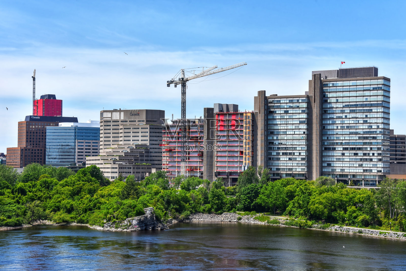 加拿大渥太华河上的联邦政府大楼照片摄影图片