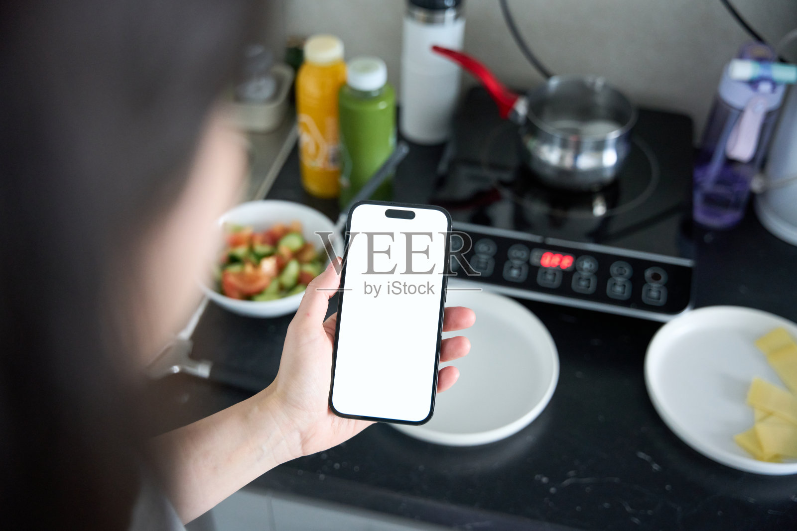 (特写)年轻漂亮的女人正在厨房用电话照片摄影图片