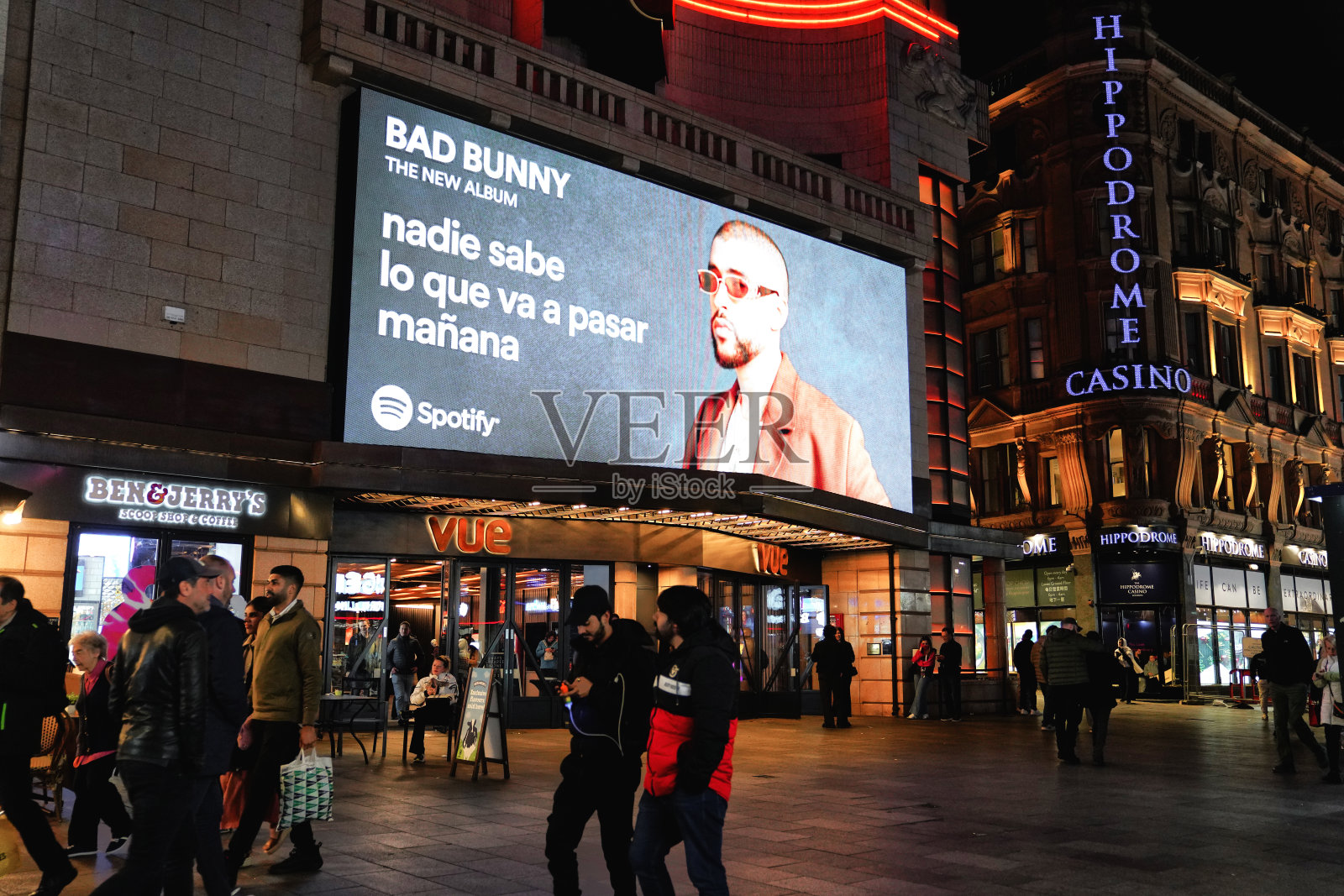 伦敦国际知名的西区 – 莱斯特广场的Vue电影院，伦敦市中心克兰伯恩街照片摄影图片