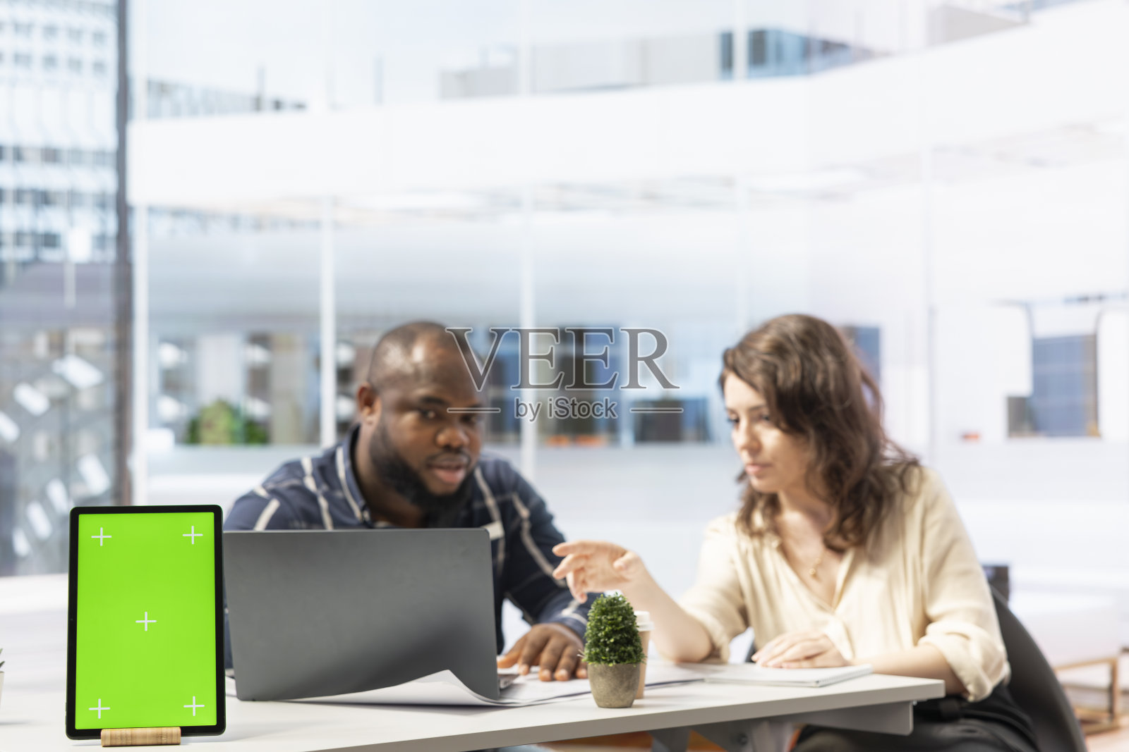 企业家与房地产经纪人一起检查蓝图，旁边是孤立的显示器照片摄影图片