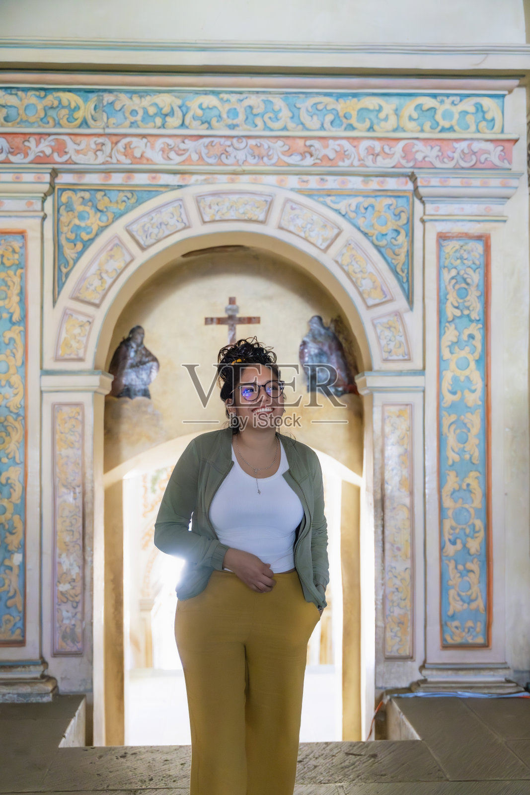 年轻的拉丁人享受着五颜六色的拱门照片摄影图片