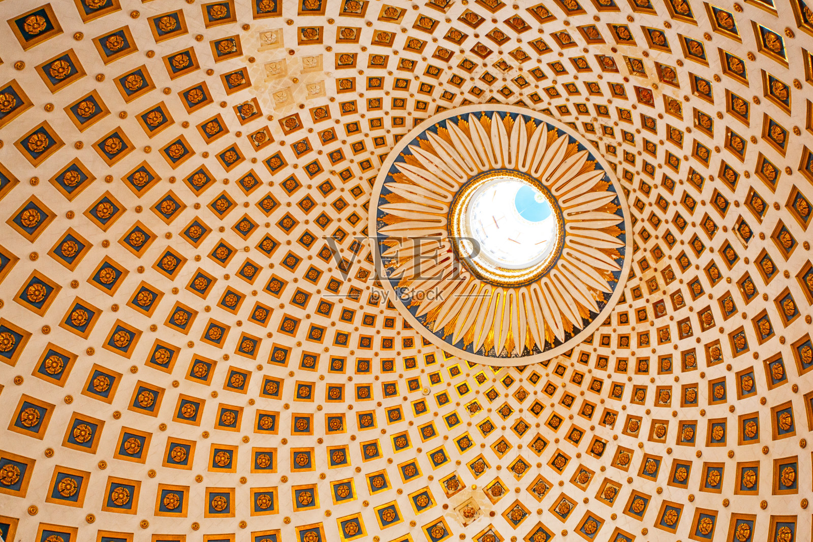 莫斯塔圆形大厅的圆顶(圣玛利亚圆形大厅)拥有欧洲第三大教堂圆顶，内陆照片摄影图片
