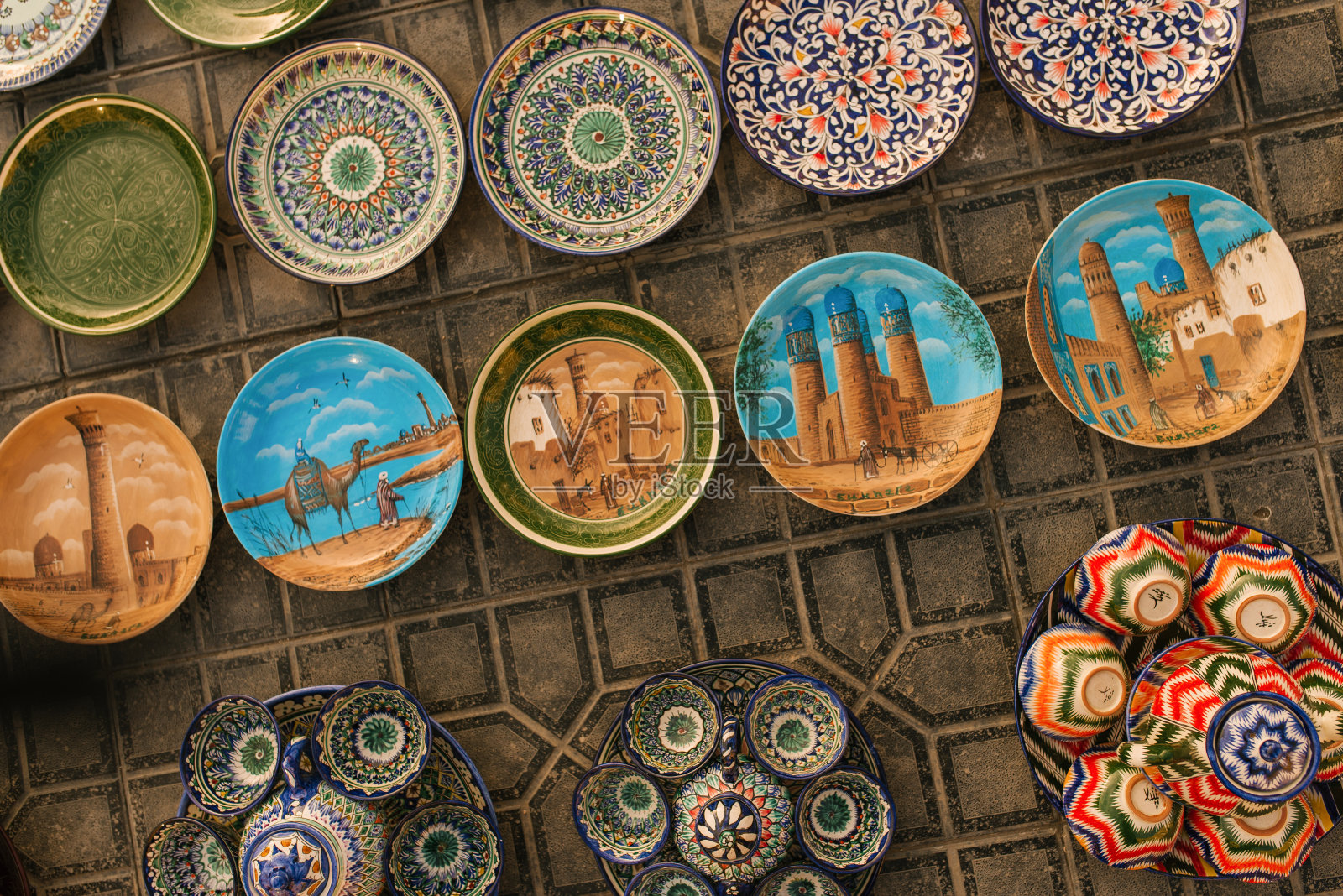 纪念品产品。布哈拉的盘子和茶具照片摄影图片