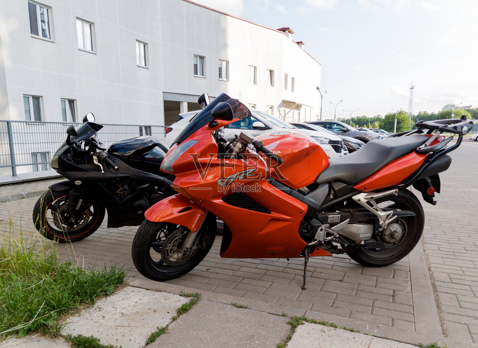 两辆本田和雅马哈运动自行车照片摄影图片