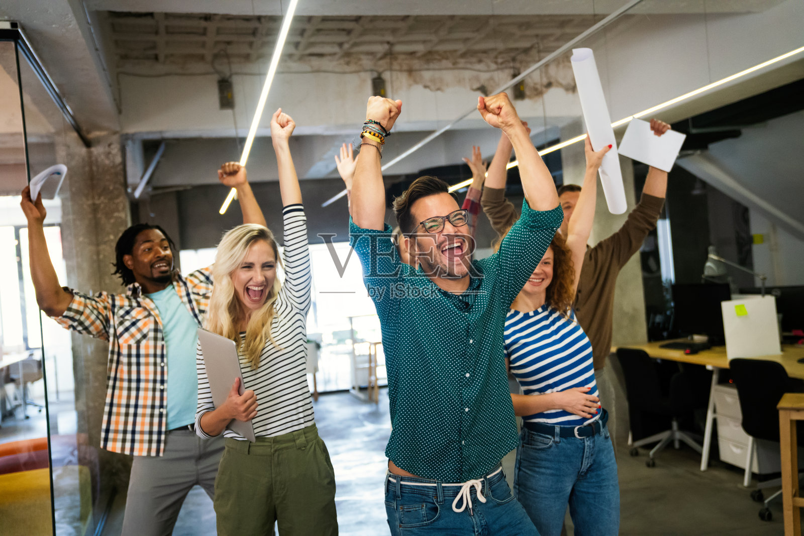 快乐的商人在公司庆祝成功照片摄影图片