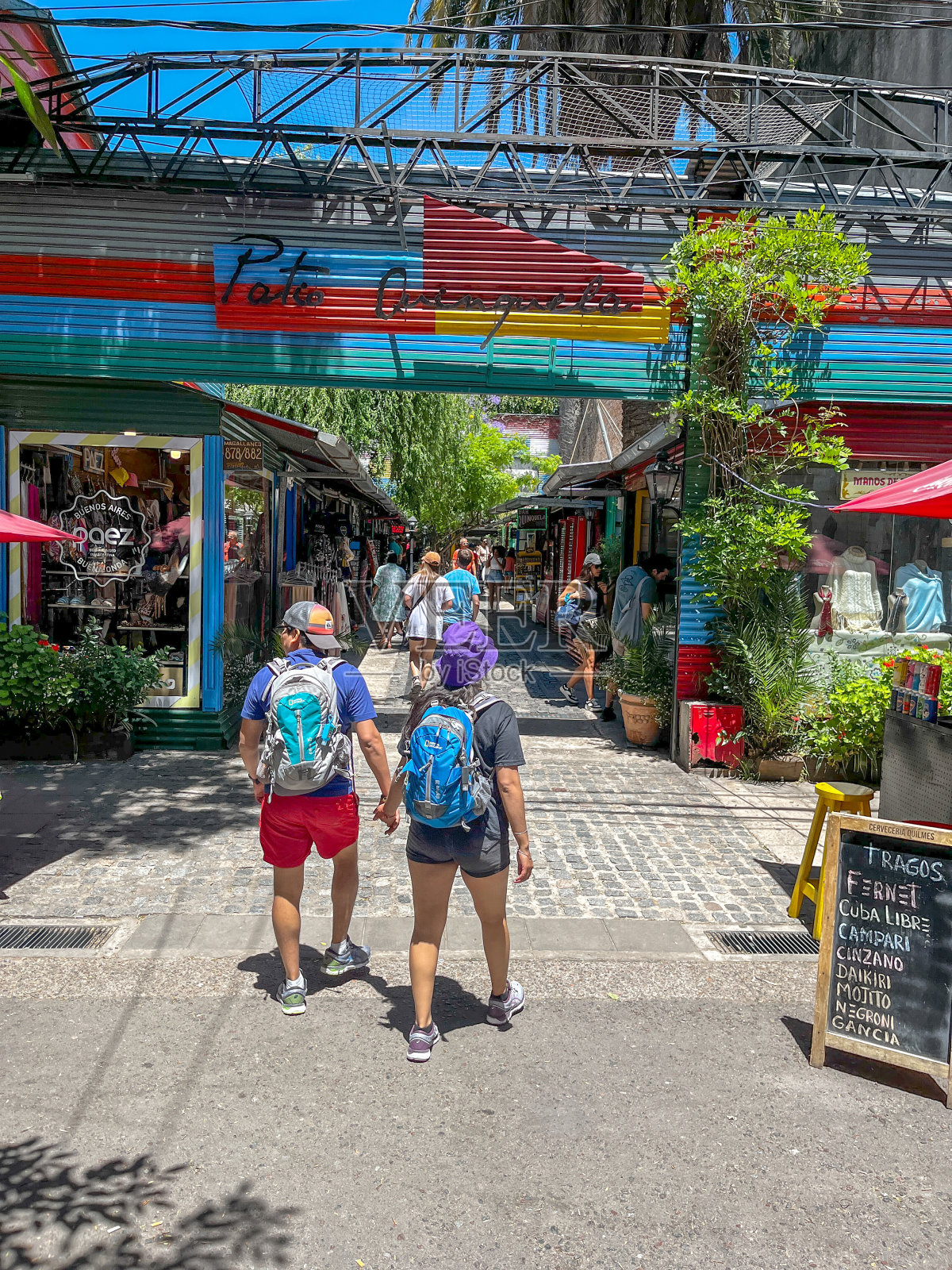 卡米尼托大街上的人们照片摄影图片