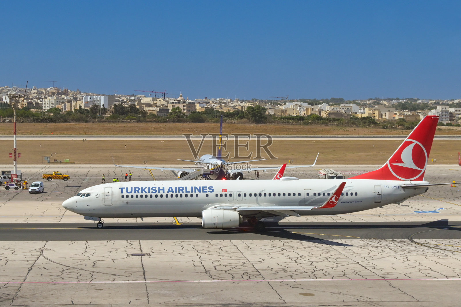 一架由土耳其航空公司运营的波音737飞机停在马耳他卢卡机场照片摄影图片