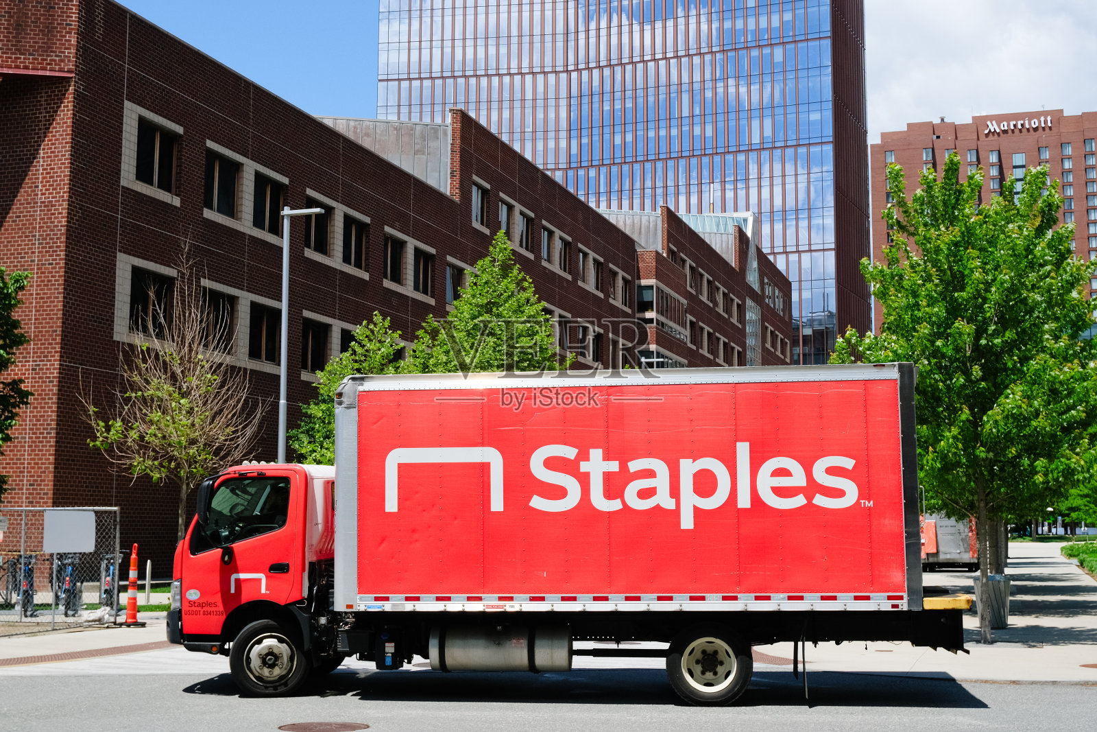 史泰博品牌配送车停在大街上，美国办公用品零售公司照片摄影图片