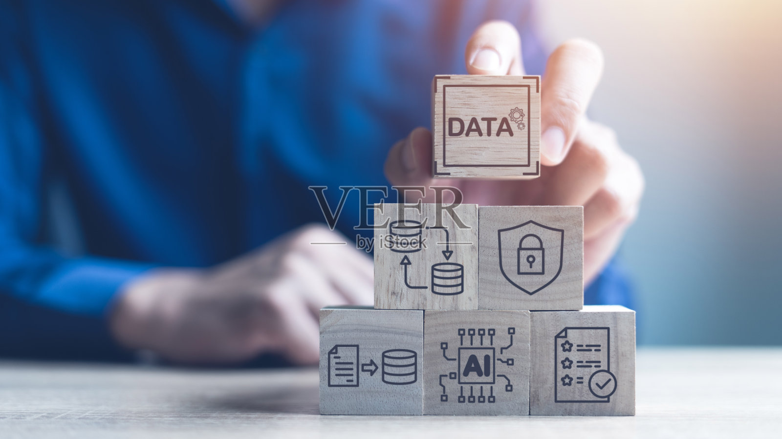 持有数据块的人数据交换木立方体上的新锁图标照片摄影图片