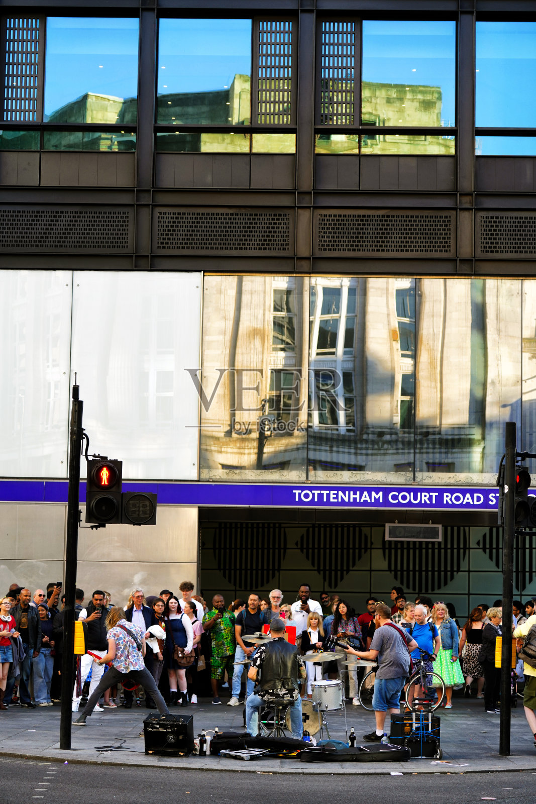 英国伦敦市中心牛津街附近查令十字路托特纳姆法院路地铁站的街头音乐家和摇滚乐队，日间街景照片摄影图片