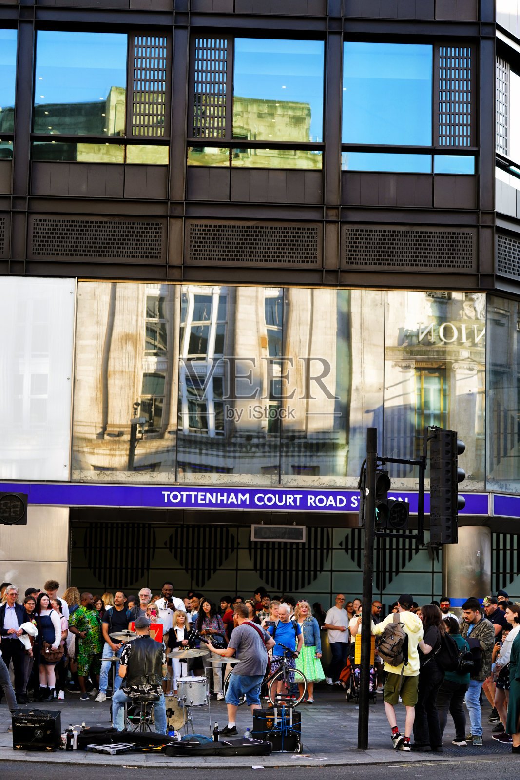 英国伦敦市中心牛津街附近查令十字路托特纳姆法院路地铁站的街头音乐家和摇滚乐队，日间街景照片摄影图片